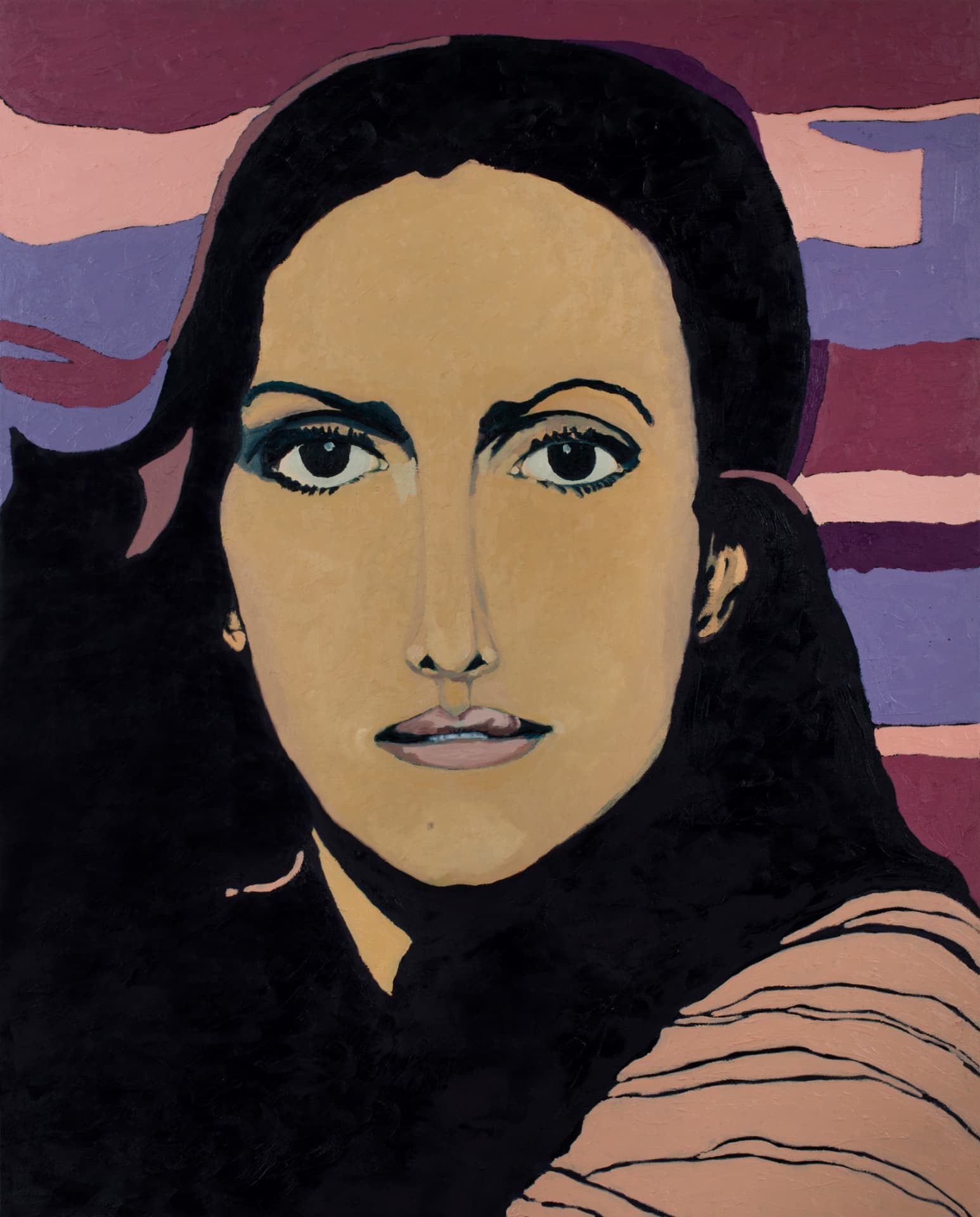Identidade Nômade — retrato de mulher em ocre sobre fundo em faixas violeta e rosa